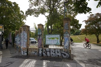 Berlin: Blick auf einen Teil der Mauer des Görlitzer Parks in Berlin-Kreuzberg.