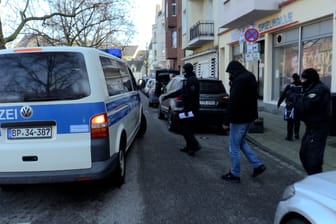 Bundespolizisten haben am Markt in Essen-Kray einen der mutmaßlichen Schleuser abgeführt.