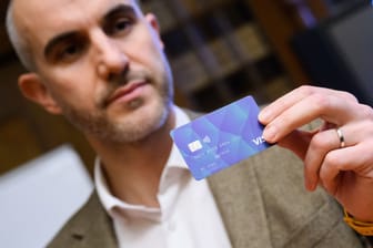 Belit Onay (Grüne) zeigt eine VISA-Debit Karte bei einer Pressekonferenz: In Hannover gibt es die Bezahlkarte bereits seit Ende vergangenen Jahres.