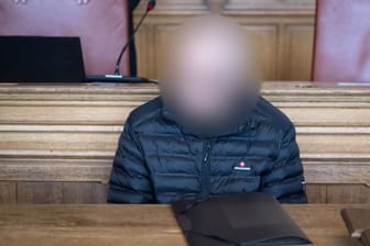 Bremen: Der Angeklagte sitzt vor Prozessbeginn im Gerichtssaal.