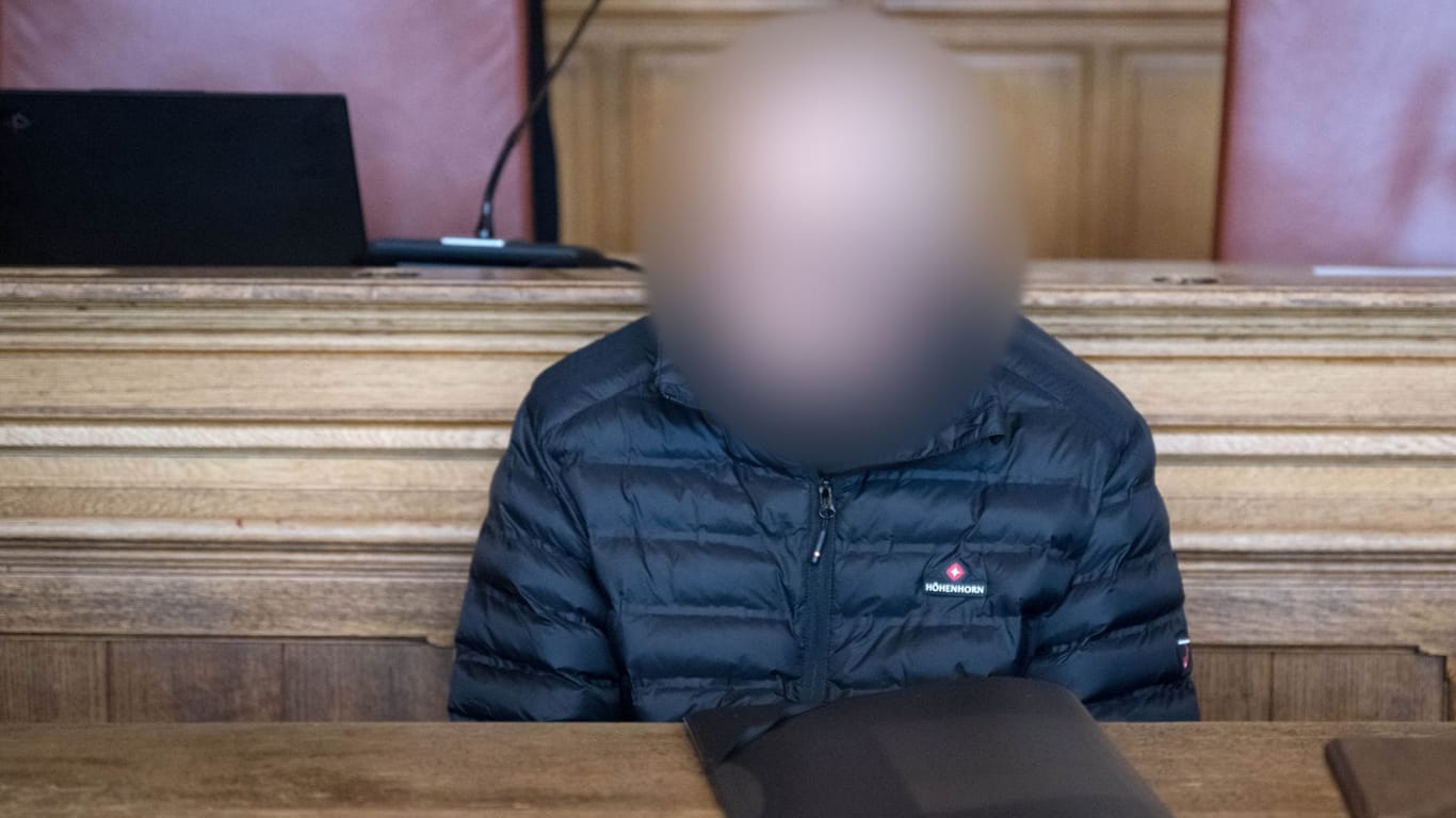 Bremen: Der Angeklagte sitzt vor Prozessbeginn im Gerichtssaal.