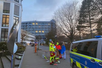 Einsatzkräfte von Polizei und Rettungsdienst stehen vor einem Aachener Krankenhaus: Nach Angaben der Aachener Polizei hielt sich am Abend eine «verdächtige Person» in einem Krankenhaus auf.