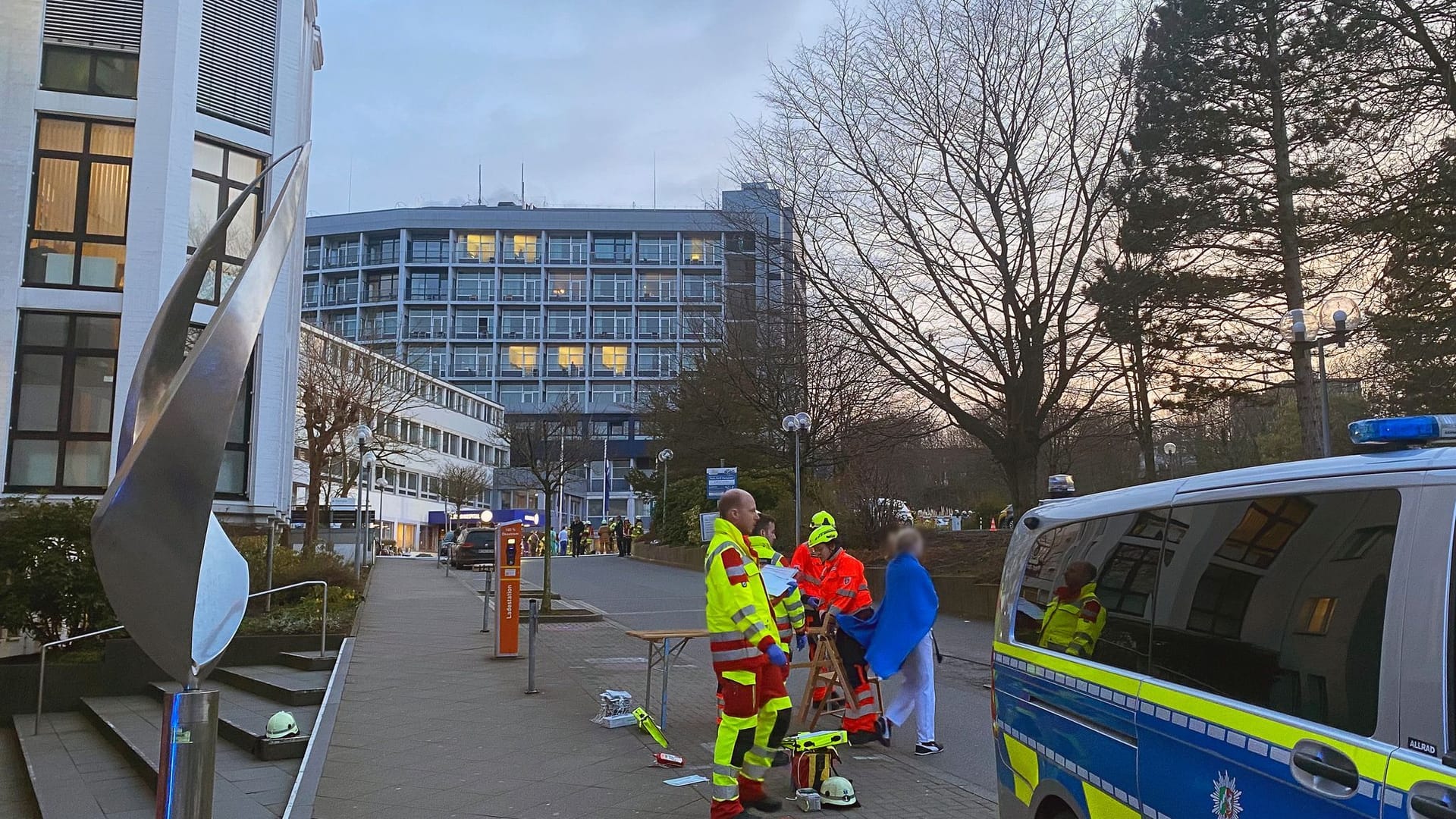 Einsatzkräfte von Polizei und Rettungsdienst stehen vor einem Aachener Krankenhaus: Nach Angaben der Aachener Polizei hielt sich am Abend eine «verdächtige Person» in einem Krankenhaus auf.