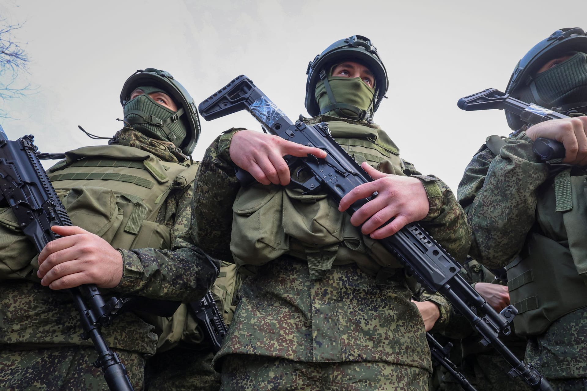 Russische Soldaten bei einer Zeremonie in Moskau (Archivbild): Für seinen Krieg gegen die Ukraine setzt der Kreml auch auf Söldner aus dem Ausland.