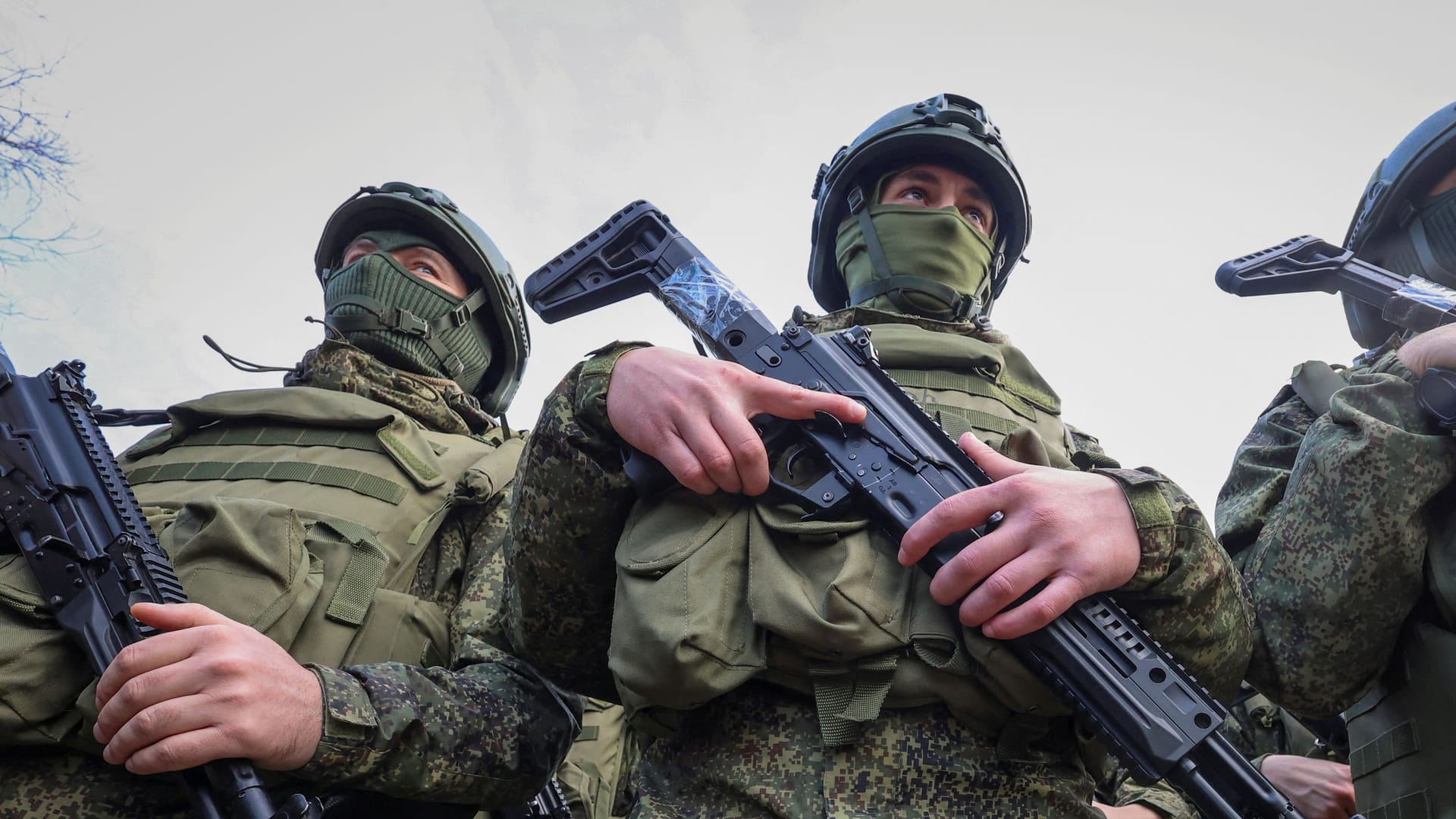 Russische Soldaten bei einer Zeremonie in Moskau (Archivbild): Für seinen Krieg gegen die Ukraine setzt der Kreml auch auf Söldner aus dem Ausland.