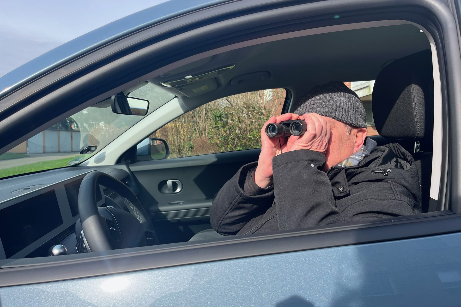 Andreas Moczarski bei der Arbeit: Wenn der Detektiv ermittelt, ist er auch schon mal mit dem Fernglas unterwegs.