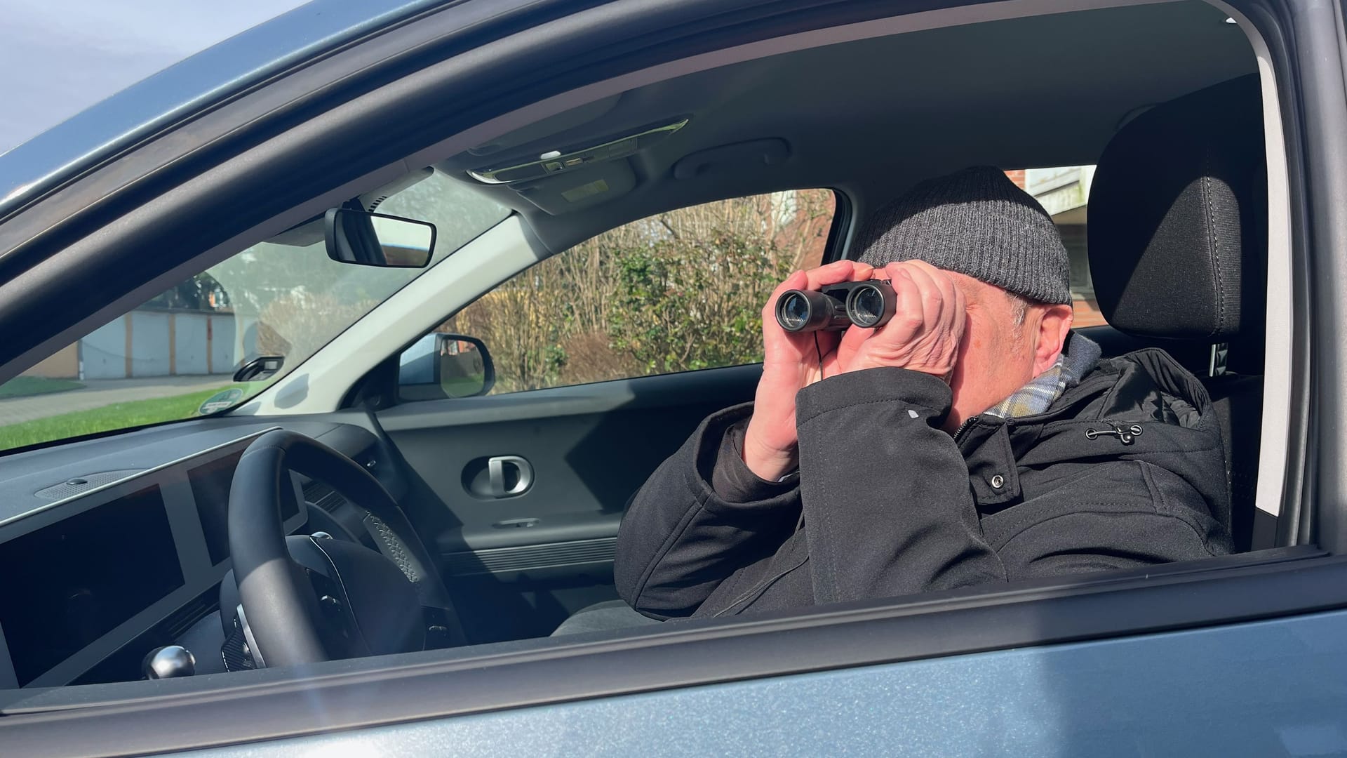 Andreas Moczarski bei der Arbeit: Wenn der Detektiv ermittelt, ist er auch schon mal mit dem Fernglas unterwegs.