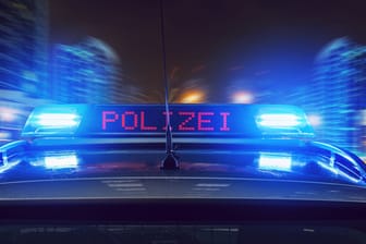 Ein Polizeiwagen (Symbolbild): In Lichtenberg prügelten zwei Frauen auf einen Mann ein.