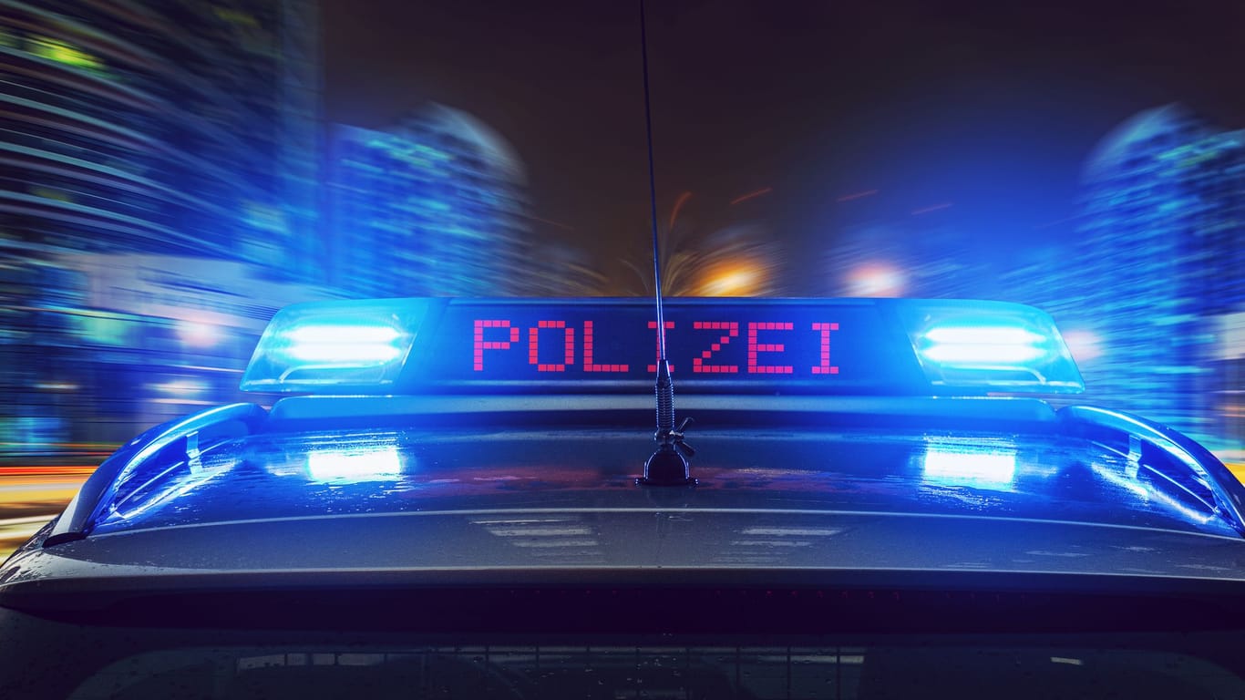 Ein Polizeiwagen (Symbolbild): In Lichtenberg prügelten zwei Frauen auf einen Mann ein.