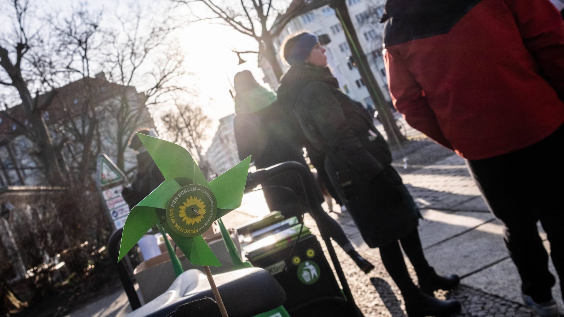 Infostand der Partei Bündnis90/Die Grünen (Archivbild): Zwei Männer sollen mehrere Parteimitglieder beleidigt haben.