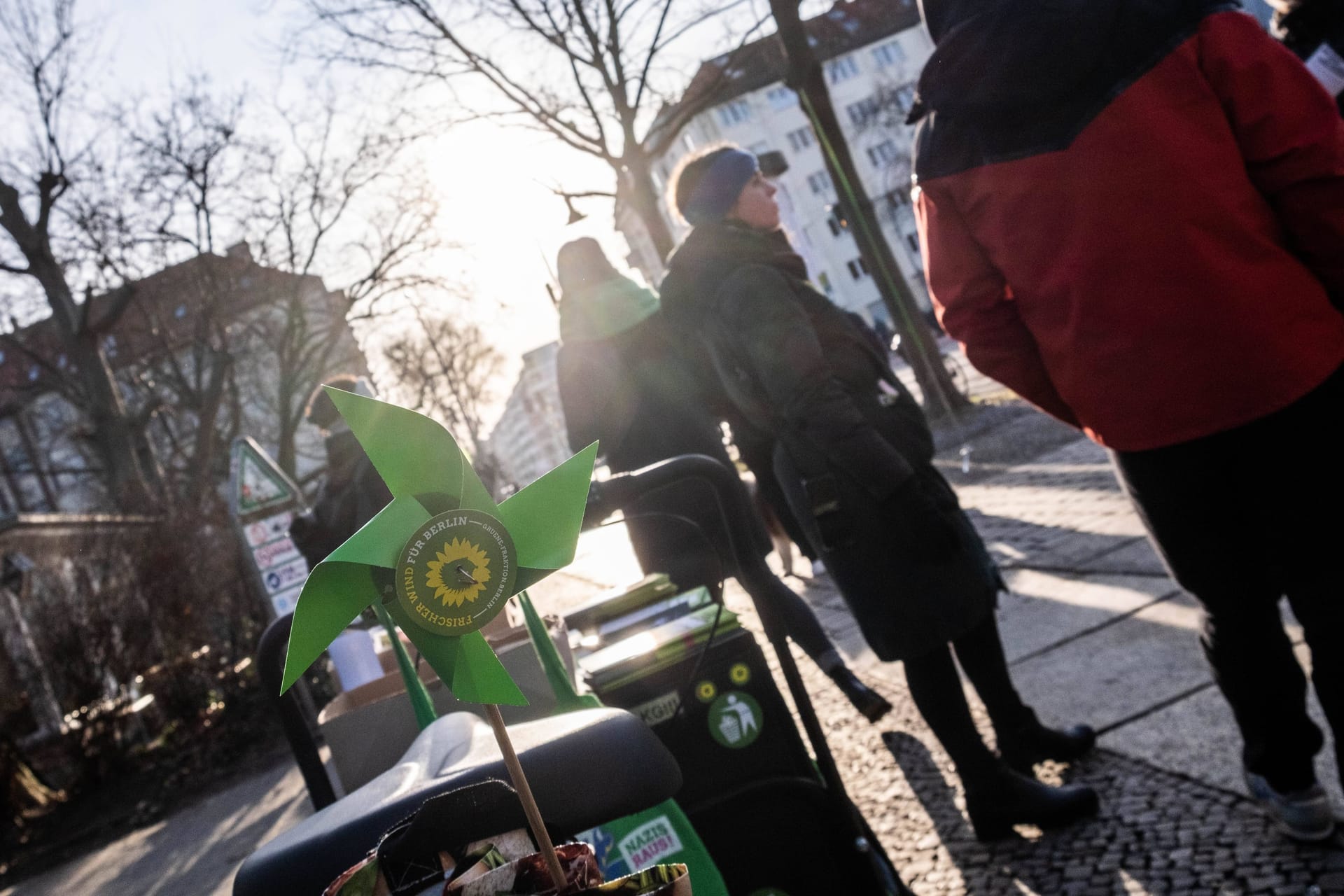 Infostand der Partei Bündnis90/Die Grünen (Archivbild): Zwei Männer sollen mehrere Parteimitglieder beleidigt haben.