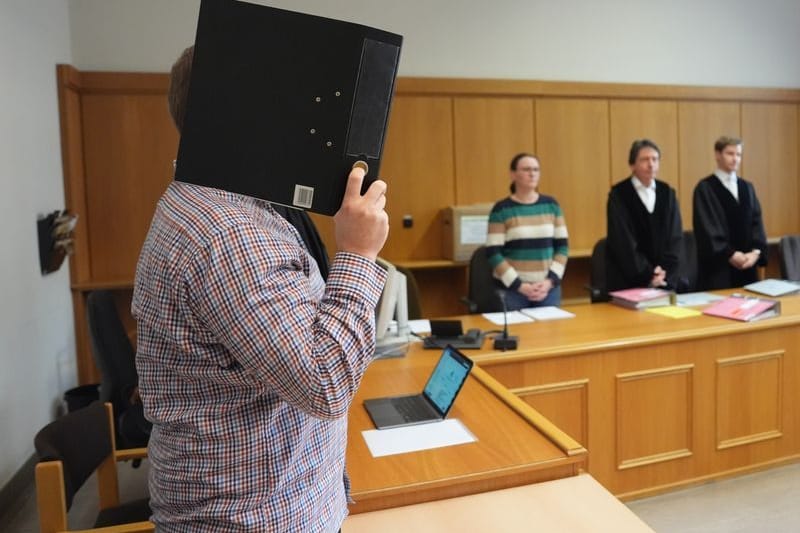 Der Angeklagte (l.) steht zu Beginn des Prozesses wegen sexuellen Kindesmissbrauchs vor Gericht in Hamburg.