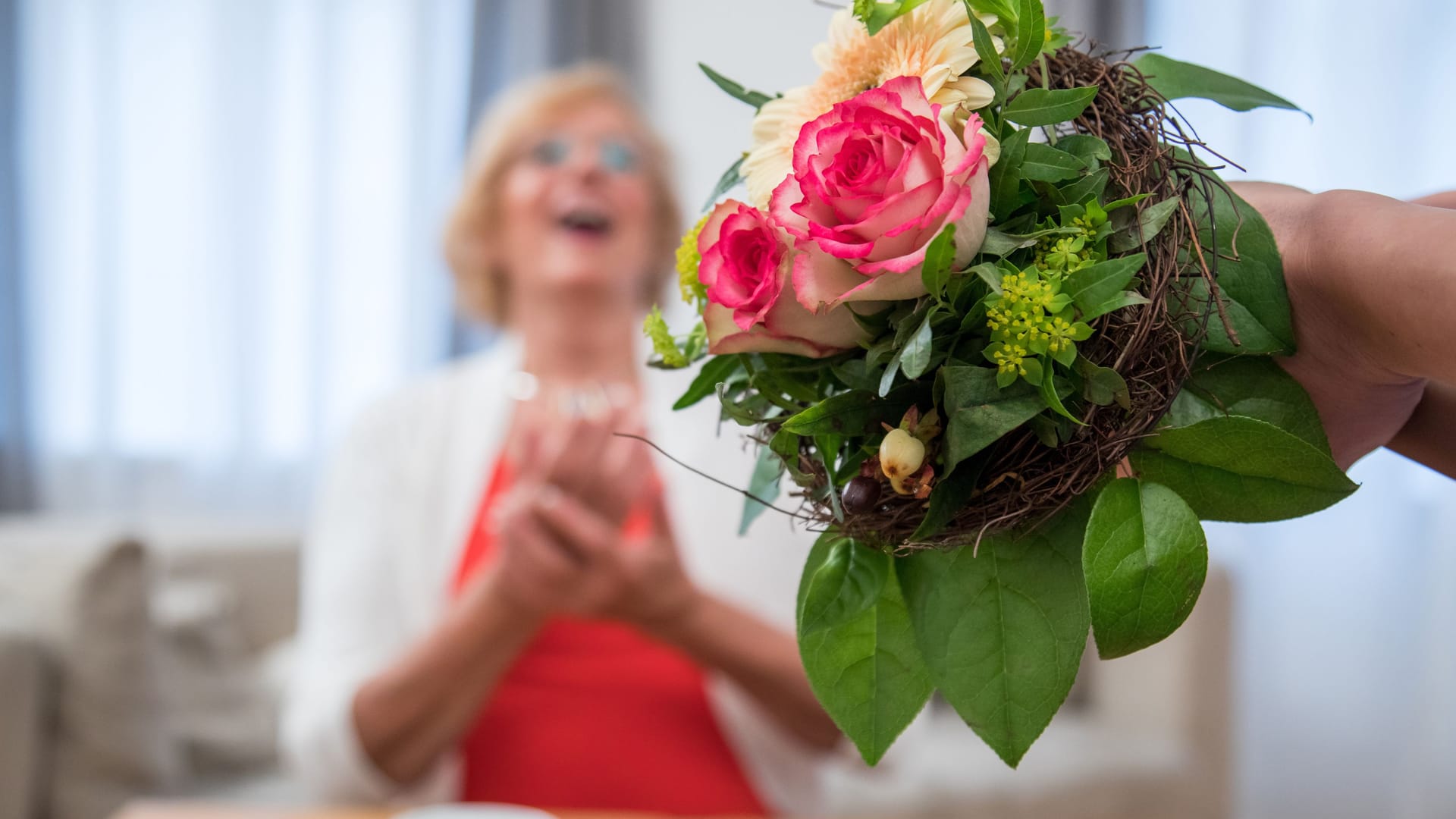 Hat die Vergesslichkeit-Falle zugeschlagen, hilft nur eins: Nachträglich gratulieren, zum Beispiel mit einem Blumenstrauß als Wiedergutmachung.