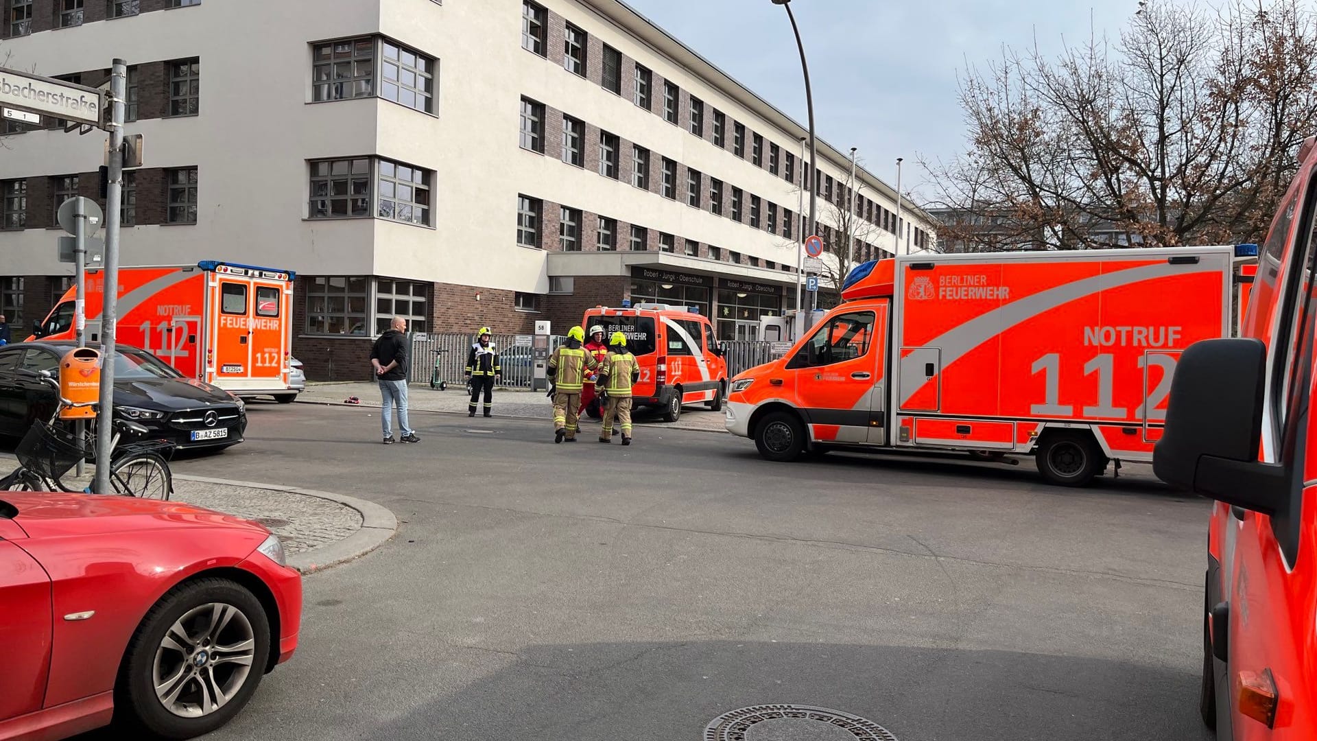 Großeinsatz an einer Schule in Wilmersdorf: Die Schüler klagten über Reizhusten.