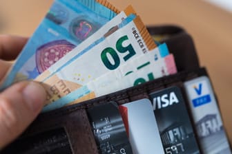 Bargeld, Sparkassen- und Visa-Karte in einem Geldbeutel