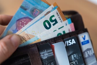 Bargeld, Sparkassen- und Visa-Karte in einem Geldbeutel