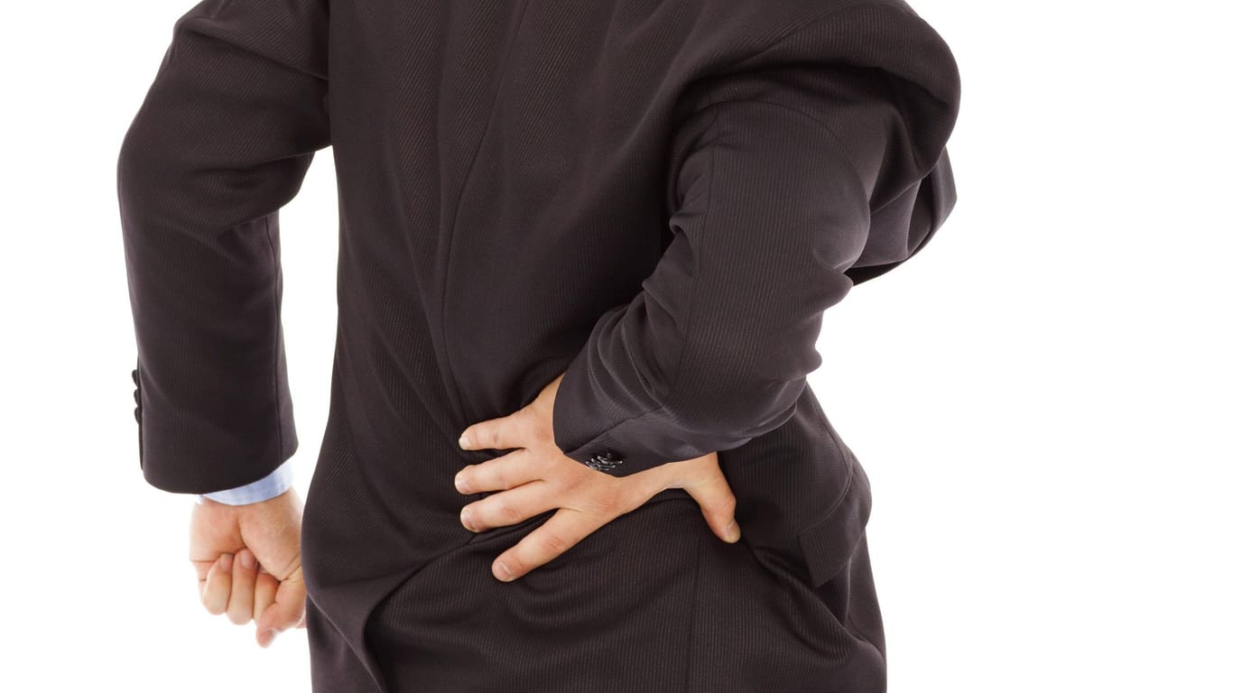 Eine Person fasst sich an den Rücken (Symbolbild): Rücken-, Kopf- und Gelenkschmerzen gehören zu den häufigsten Arten chronischer Schmerzen.