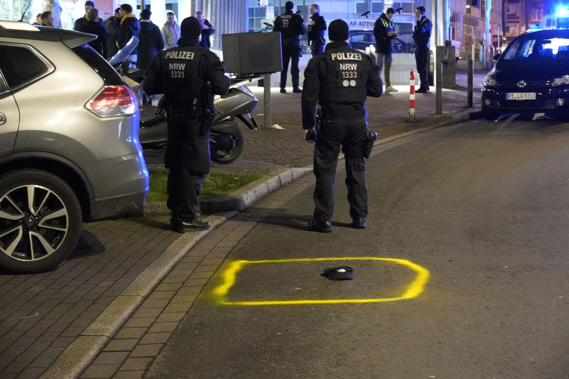 Einsatzkräfte am Tatort in Dortmund: Wieso es zu der Auseinandersetzung kam, war zunächst unklar.