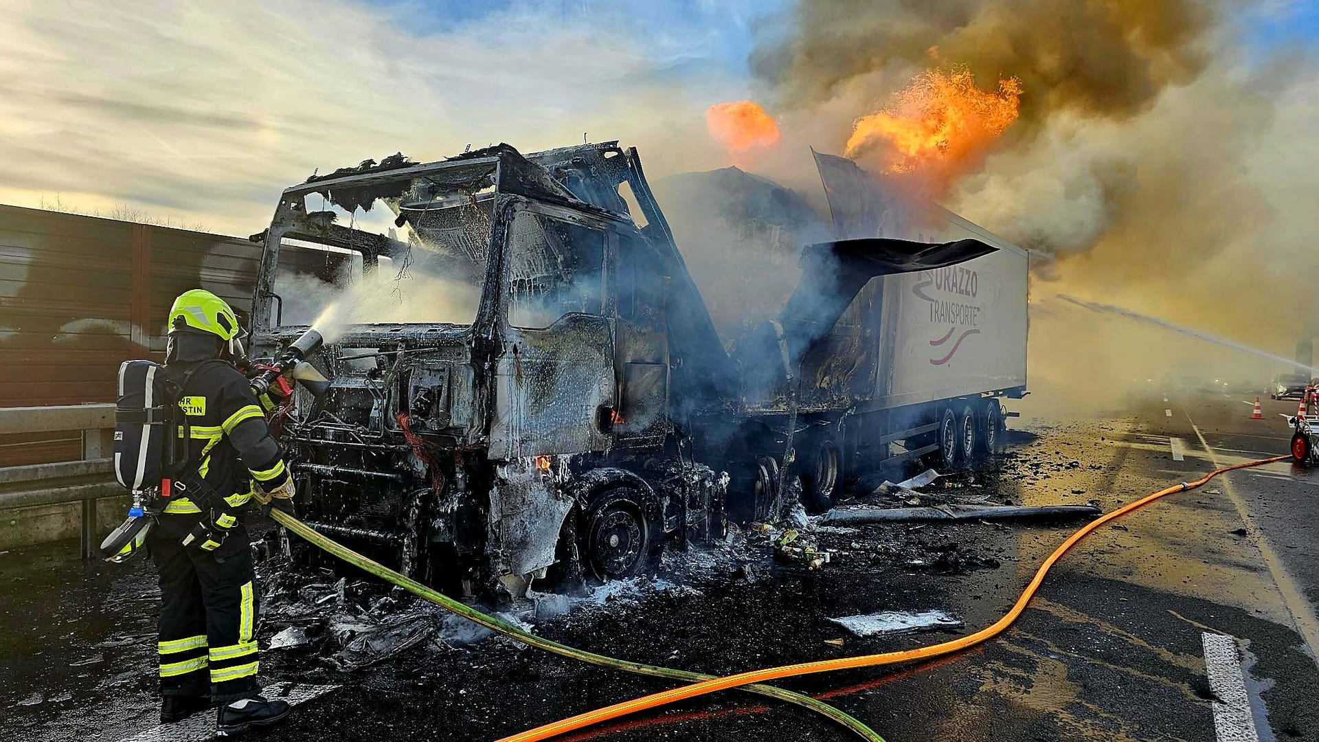 Ausgebrannter Lkw auf der A3: Am Donnerstagabend kam es bei Königswinter zu langen Staus.