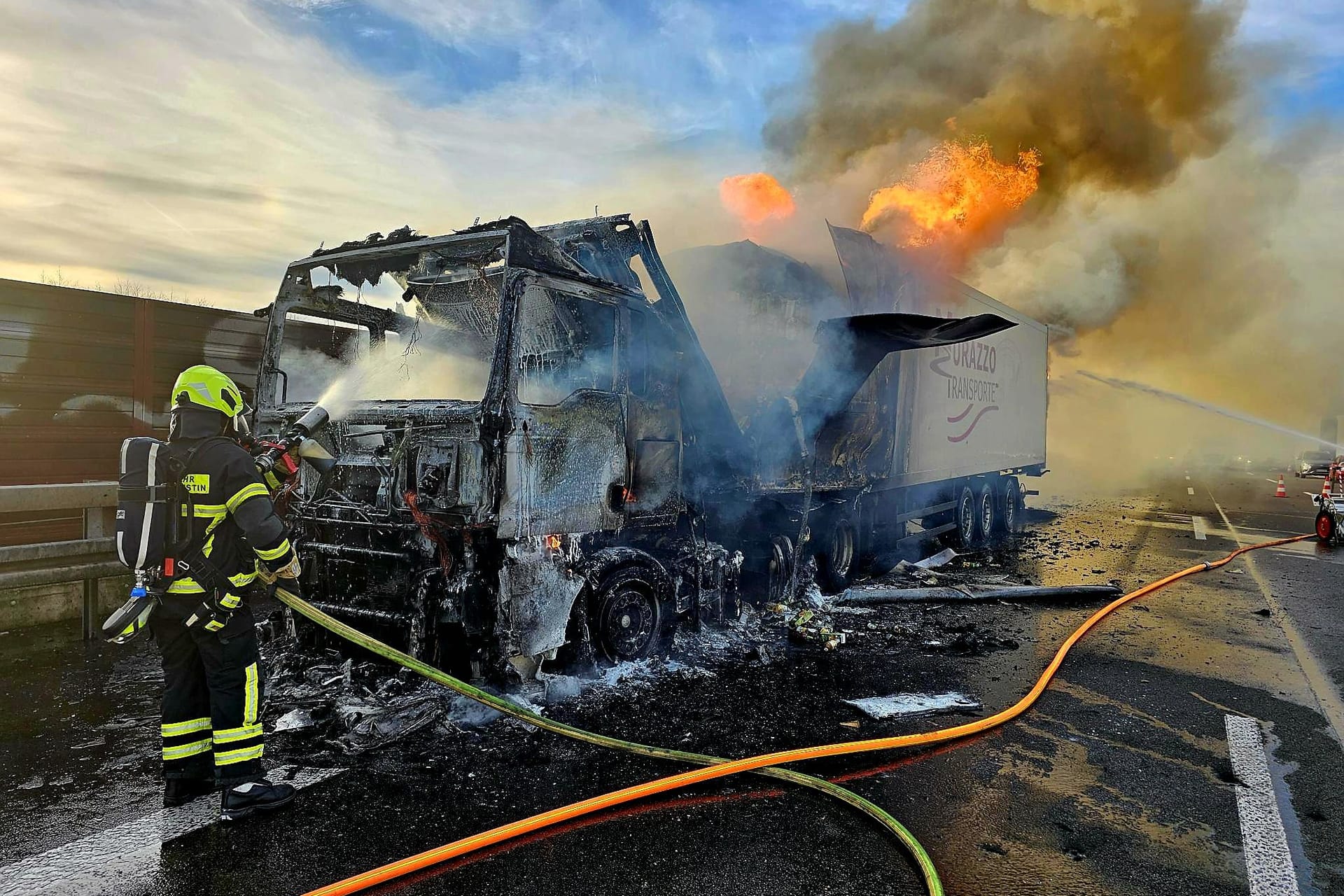 Ausgebrannter Lkw auf der A3: Am Donnerstagabend kam es bei Königswinter zu langen Staus.