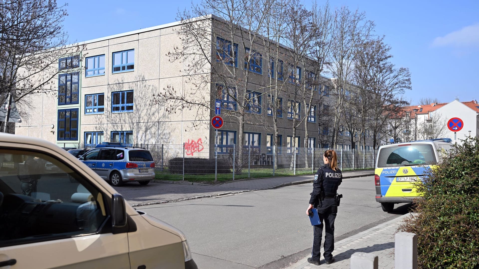 Einsatz an der Schule: Die Schüler und Lehrkräfte wurden evakuiert.