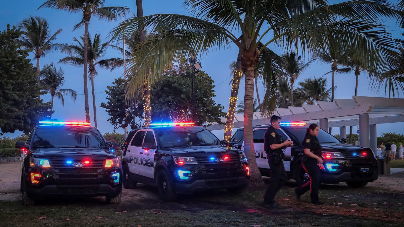 Polizeiautos mit Blaulicht am Strand von Miami Beach: Jedes Jahr sind Hunderte Beamte im Einsatz.