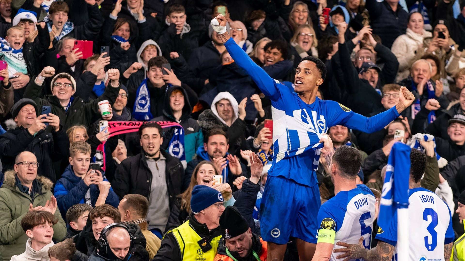 Joao Pedro feiert mit Fans: Zwei Anhänger wurden überfallen.