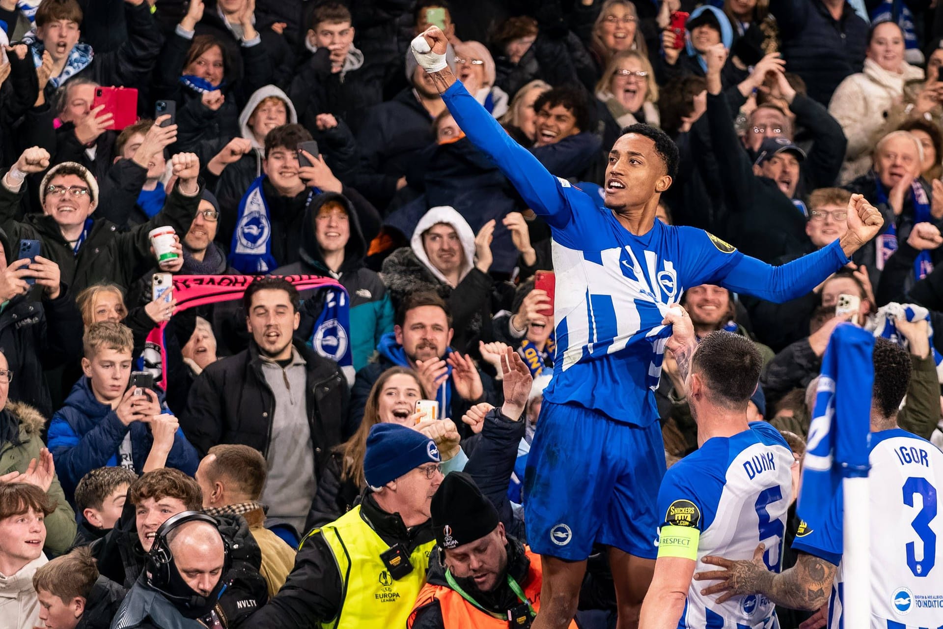 Joao Pedro feiert mit Fans: Zwei Anhänger wurden überfallen.