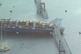 Ein Containerschiff hat die Francis Scott Key Bridge in Baltimore gerammt und damit zum Einsturz gebracht.