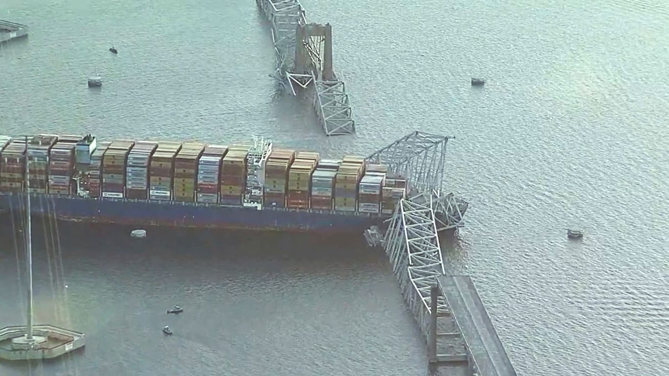 Ein Containerschiff hat die Francis Scott Key Bridge in Baltimore gerammt und damit zum Einsturz gebracht.