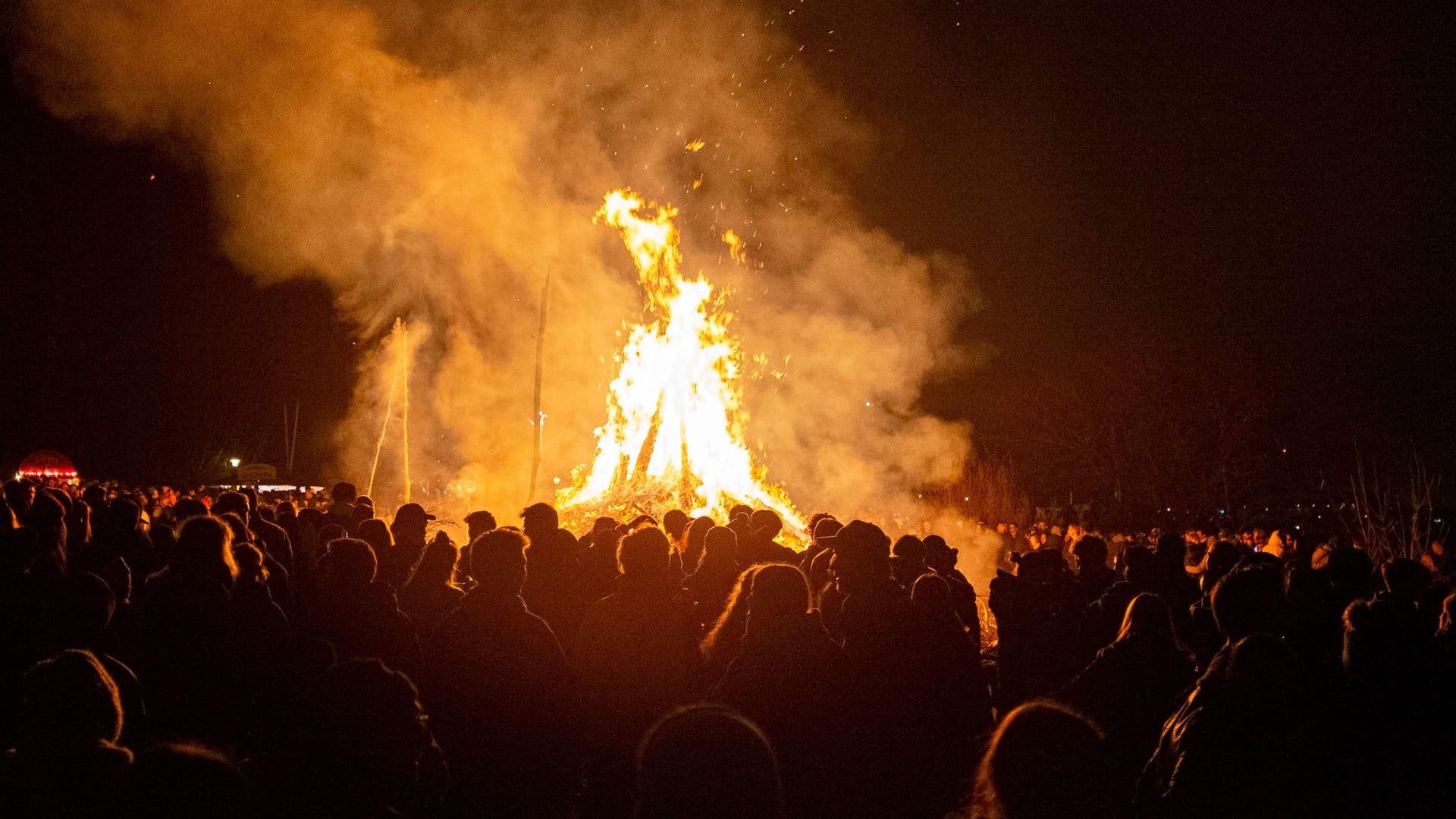In Hamburg loderten im vergangenen Monat vielerorts Osterfeuer In Hamburg loderten im vergangenen Monat vielerorts Osterfeuer