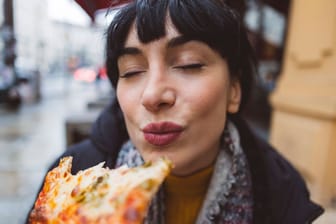 Pizza-Genuss (Symbolfoto): In Dortmund isst man dem Ranking zufolge besser als in vielen italienischen Orten.