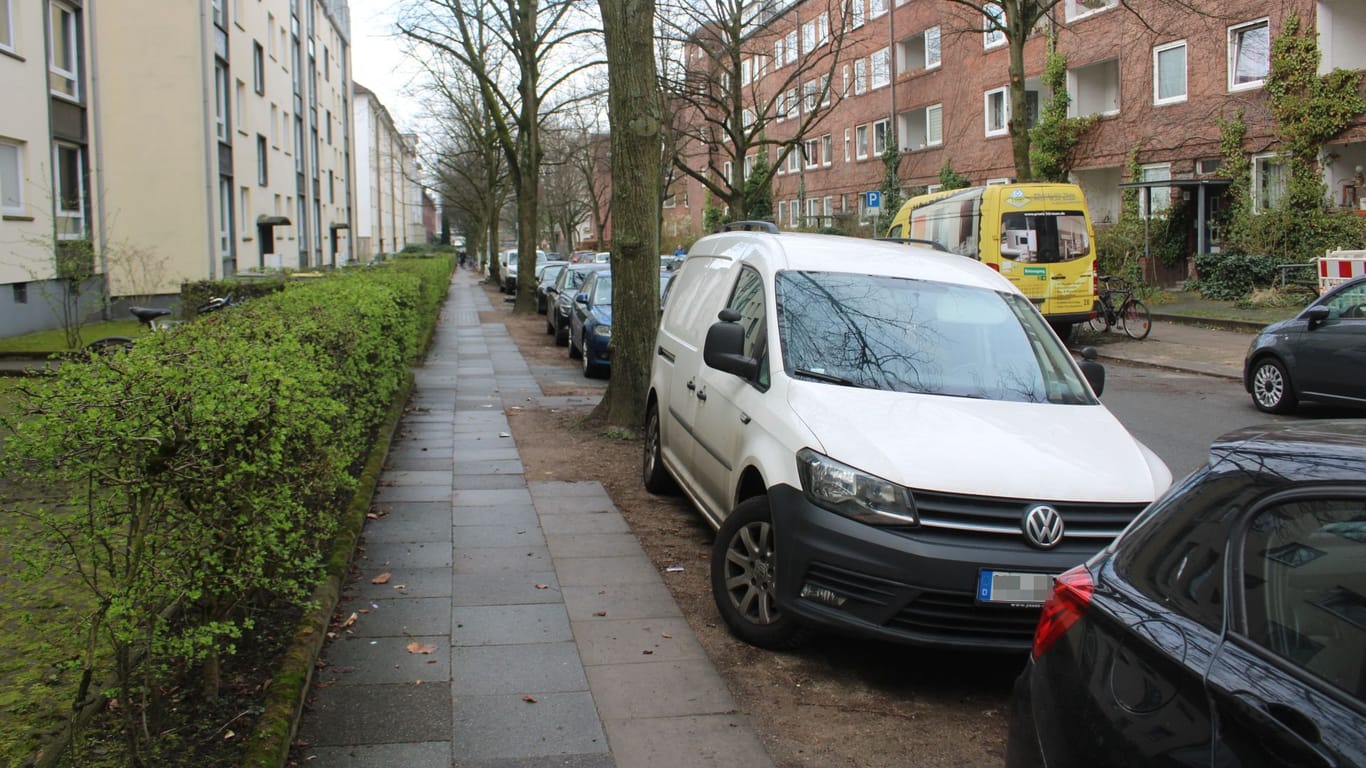 In der Genslerstraße stehen die Autos eng an eng: Parkplätze gibt es hier nur wenige - selbst am Vormittag.