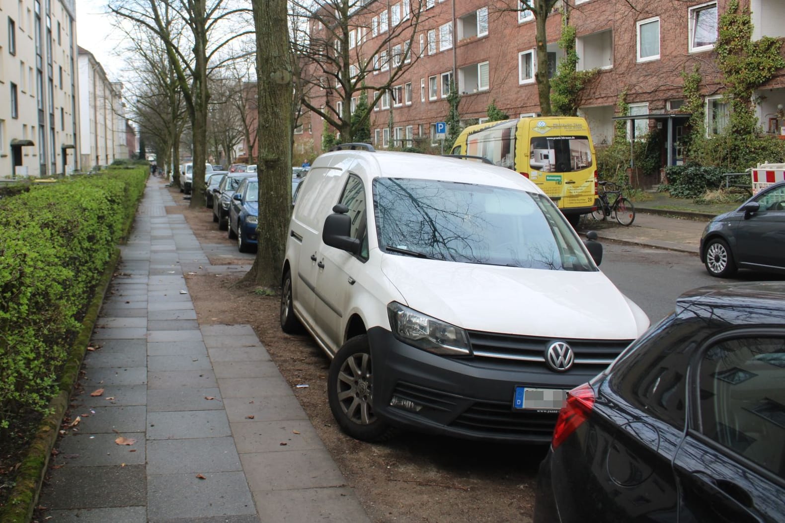 In der Genslerstraße stehen die Autos eng an eng: Parkplätze gibt es hier nur wenige - selbst am Vormittag.