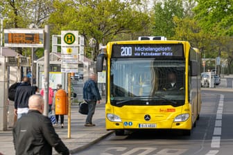 24.04.2020,Berlin,Deutschland,GER,die Stadt zu Zeiten der Corona Pandemie. BVG Autobus 200. Gesehen am Hardenbergplatz.