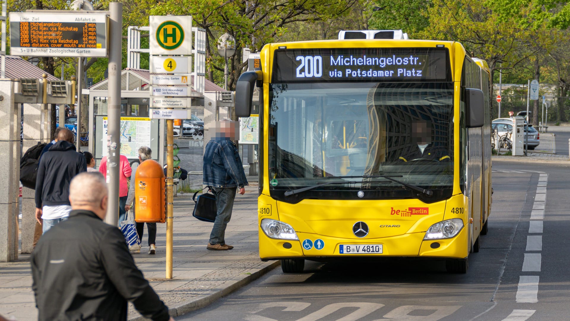 24.04.2020,Berlin,Deutschland,GER,die Stadt zu Zeiten der Corona Pandemie. BVG Autobus 200. Gesehen am Hardenbergplatz.