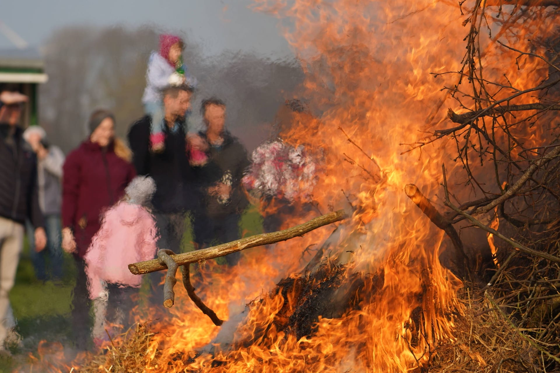 Ein Osterfeuer in Ostfriesland (Archivbild): Auch in diesem Jahr werden in und um Bremen zahlreiche Osterfeuer entzündet.