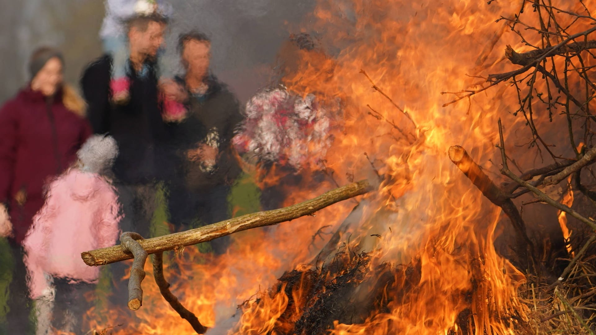 Ein Osterfeuer in Ostfriesland (Archivbild): Auch in diesem Jahr werden in und um Bremen zahlreiche Osterfeuer entzündet.