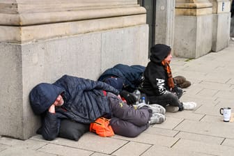 Obdachlose in der Hamburger Innenstadt (Symbolfoto): Besonders vulnerable Männer und Frauen von der Straße will die Sozialbehörde jetzt im beschaulichen Niendorf unterbringen.