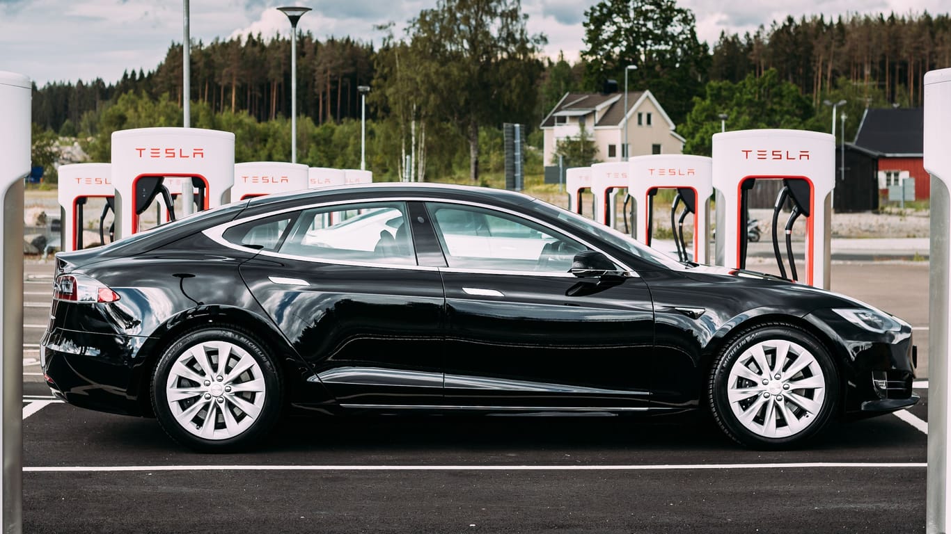Tesla Model S: Sein Türöffner sei eine "Fehlfunktion", urteilen Gutachter.