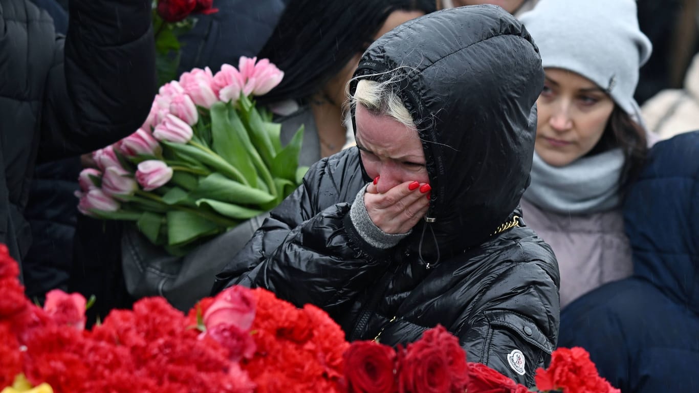 Russland unter Schock: Nach dem Terroranschlag auf eine Konzerthalle trauern die Menschen in Moskau.