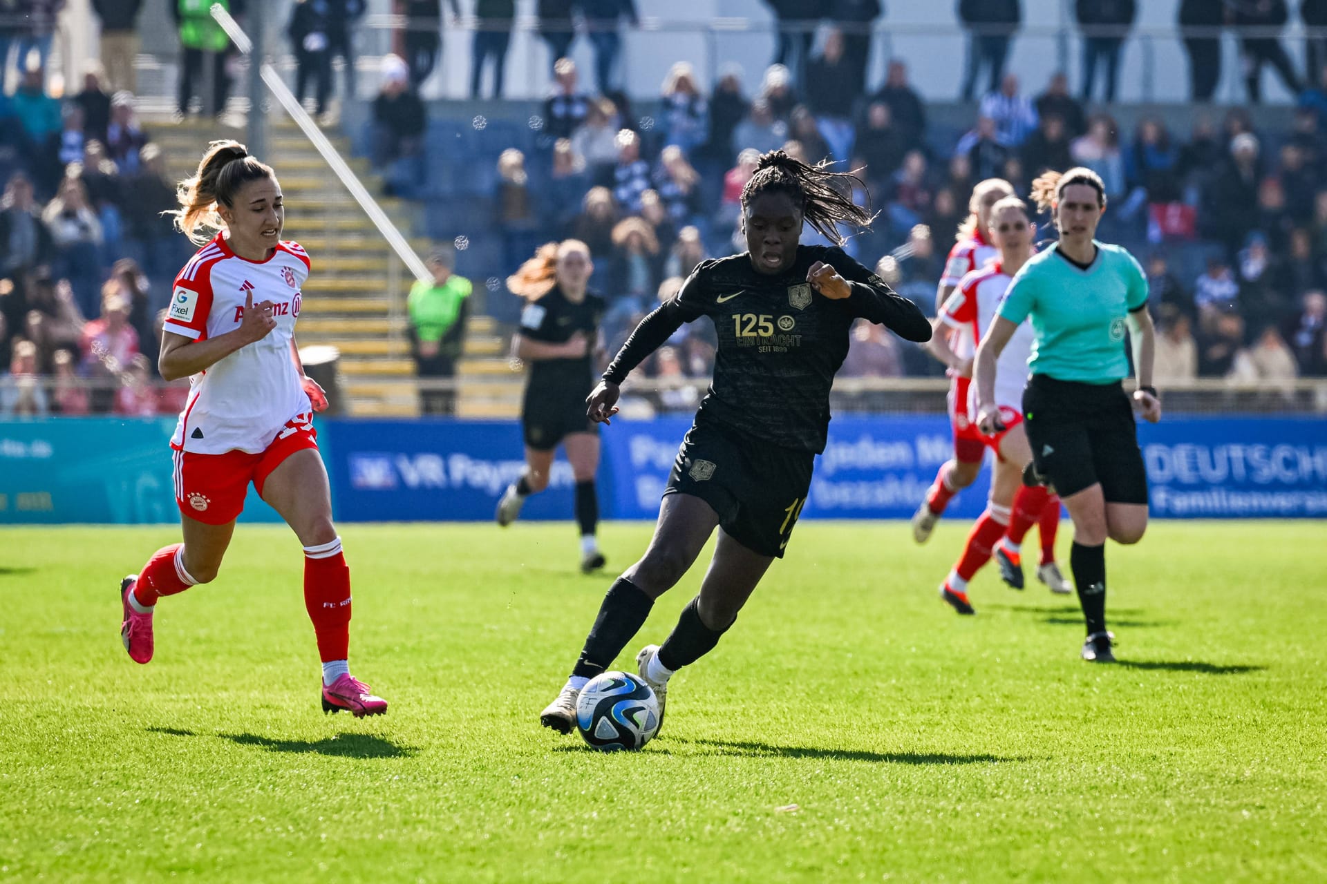 Eintracht Frankfurts Nicole Anyomi (r.) läuft Bayerns Katharina Naschenweng (l.) davon: Nach Abpfiff kam zum Eklat im Stadion.