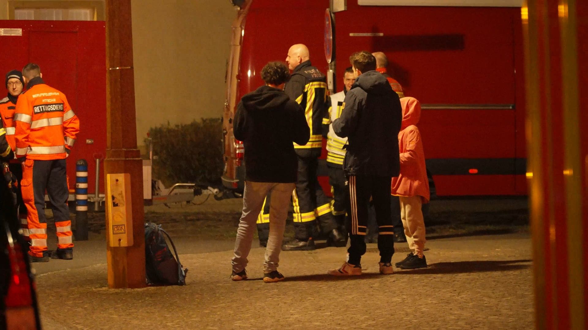 Anwohner warteten am Abend in der Heilig-Geist-Straße.