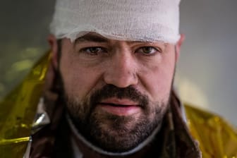 Ein verwundeter Soldat in der Ostukraine im März (Symbolbild): Russische Truppen sollen mit ukrainischen Gefangenen auf illegalem Weg handeln.