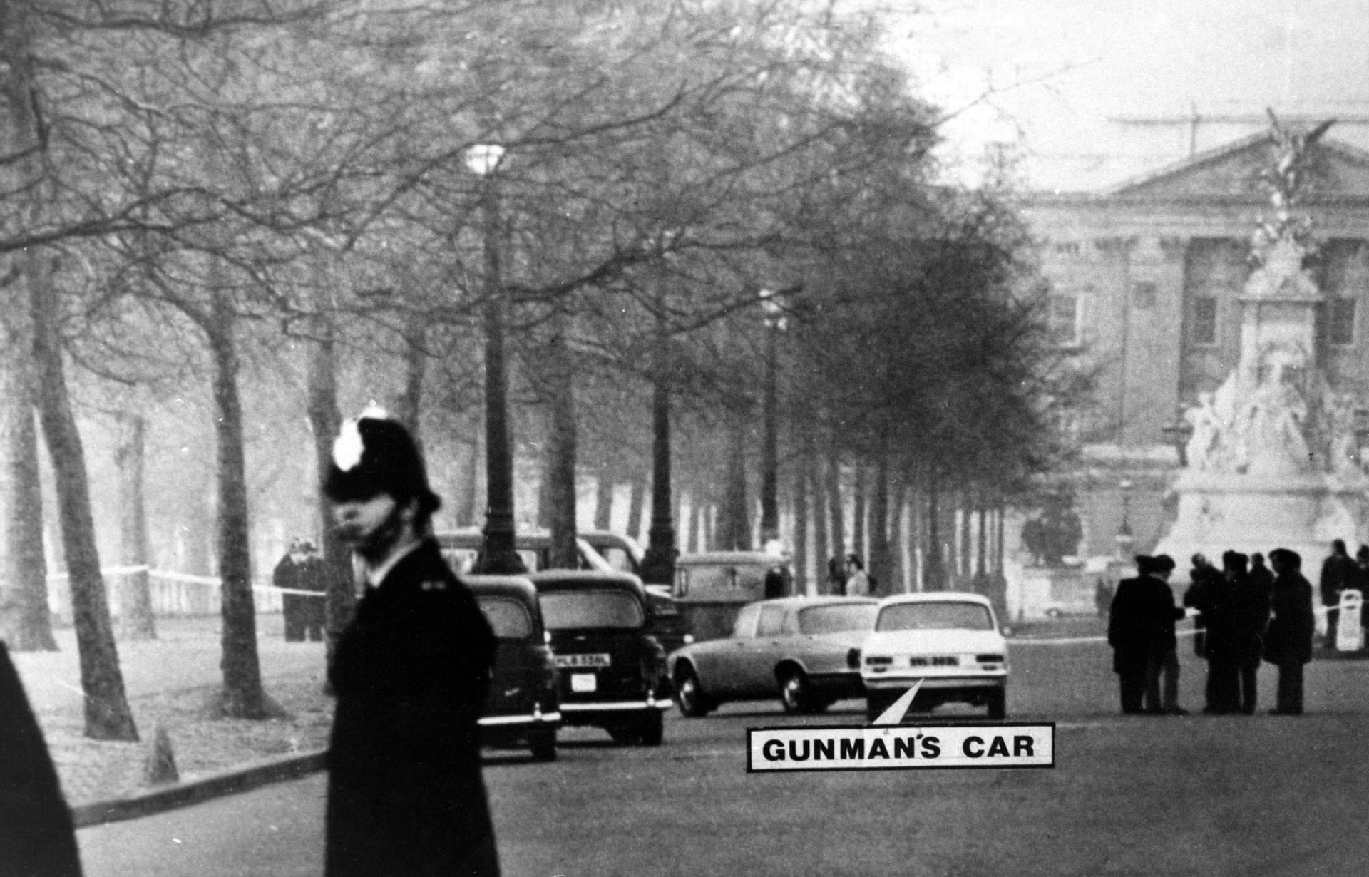 21. März 1974: Uniformierte Polizisten, nachdem Prinzessin Anne und Offizier Mark Phillips am Tag zuvor von einem bewaffneten Mann attackiert wurden.