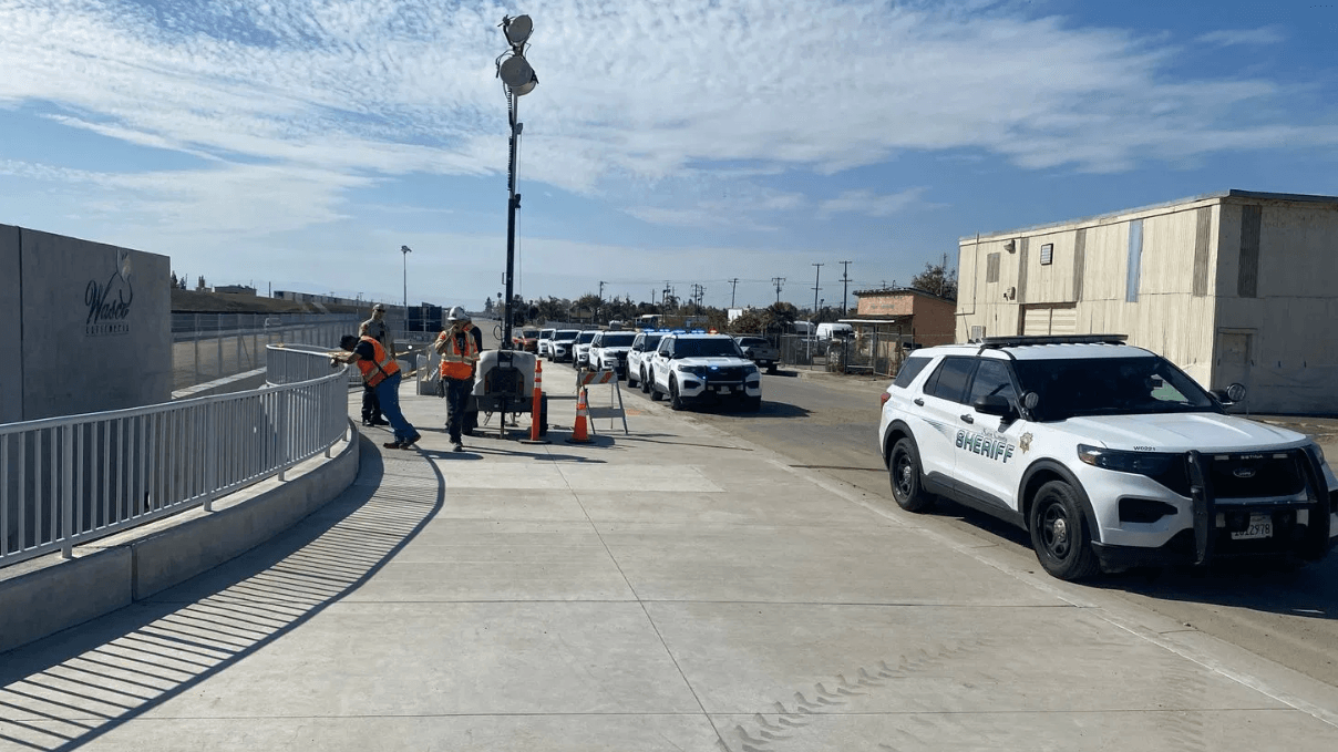 An diesem Bahnhof ereignete sich der Vorfall: Polizisten sichern in Wasco den Unfallort.