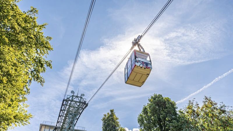 Schwebend hoch zu Freiburgs Hausberg: mit der Schauinslandbahn.