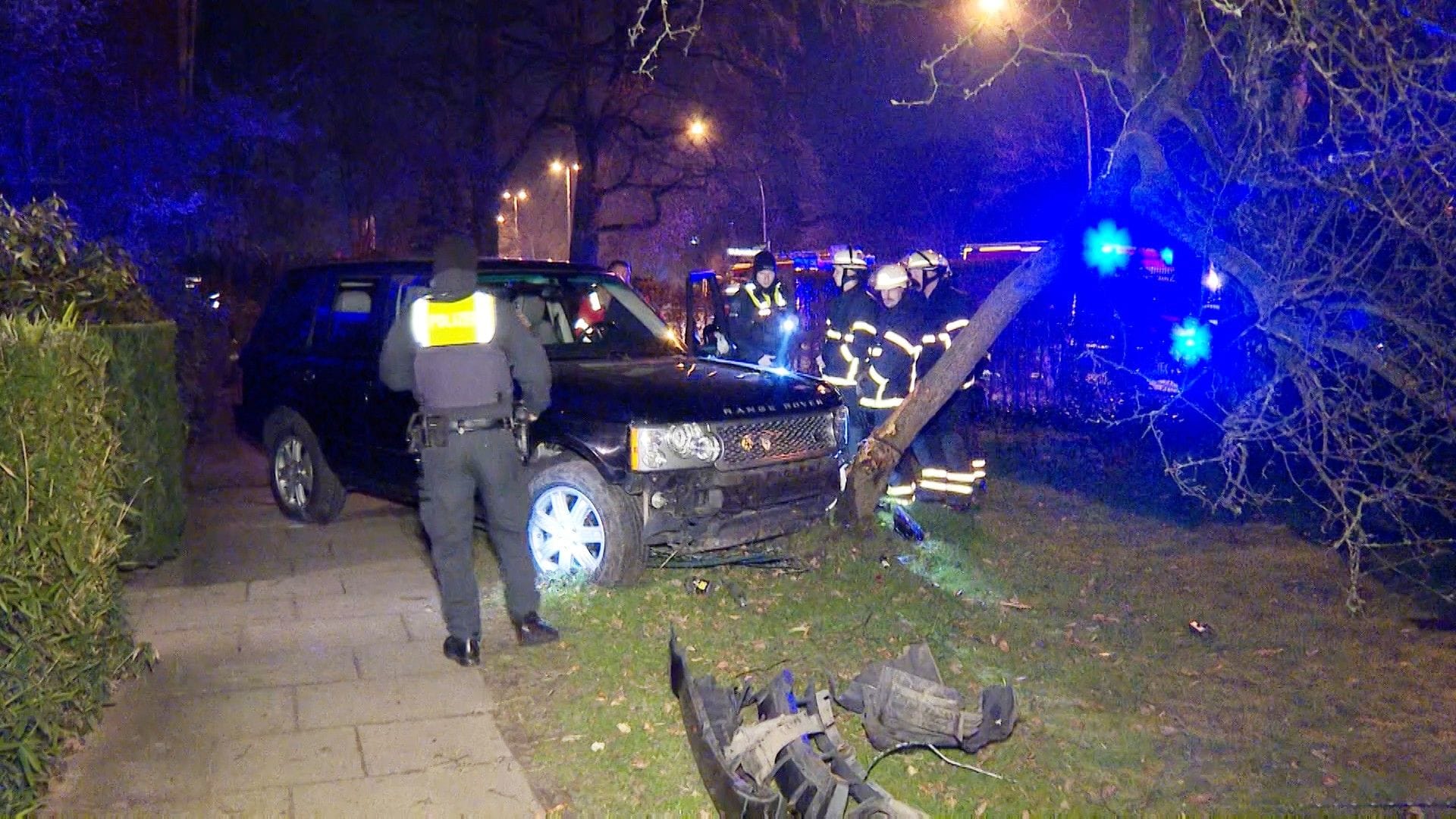 Unfallstelle in Eidelstedt: Ein Pizzabote wurde offenbar nur um einen halben Meter von dem Mehrtonner verfehlt. Unfallstelle in Eidelstedt: Ein Pizzabote wurde offenbar nur um einen halben Meter von dem Mehrtonner verfehlt.