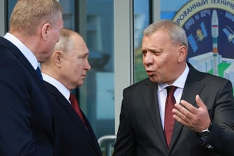 Wladimir Putin im Gespräch mit Roskosmos-Chef Juri Borissow