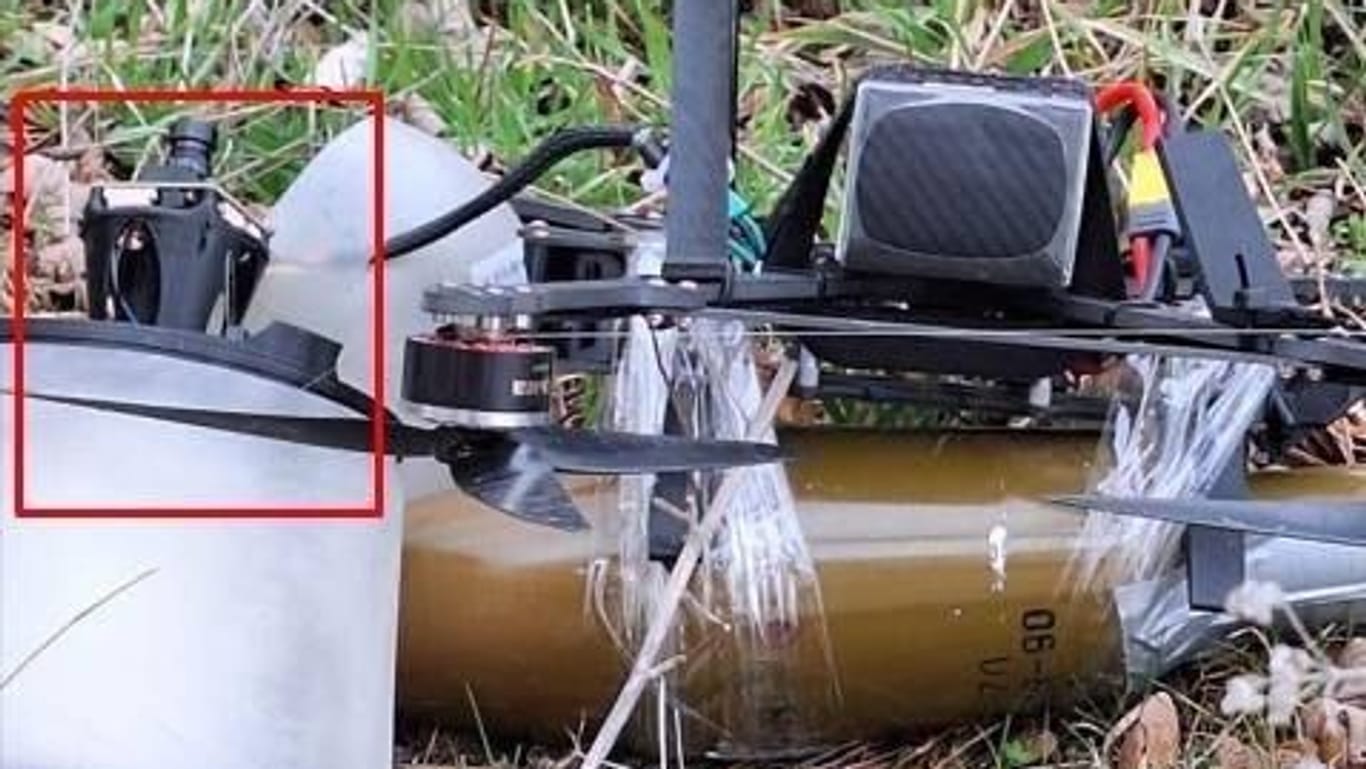 Russische, offenbar drahtgebundene FPV-Drohne: Ein ukrainischer Experte fordert die Armee auf, in der Forschung schnell nachzuziehen.